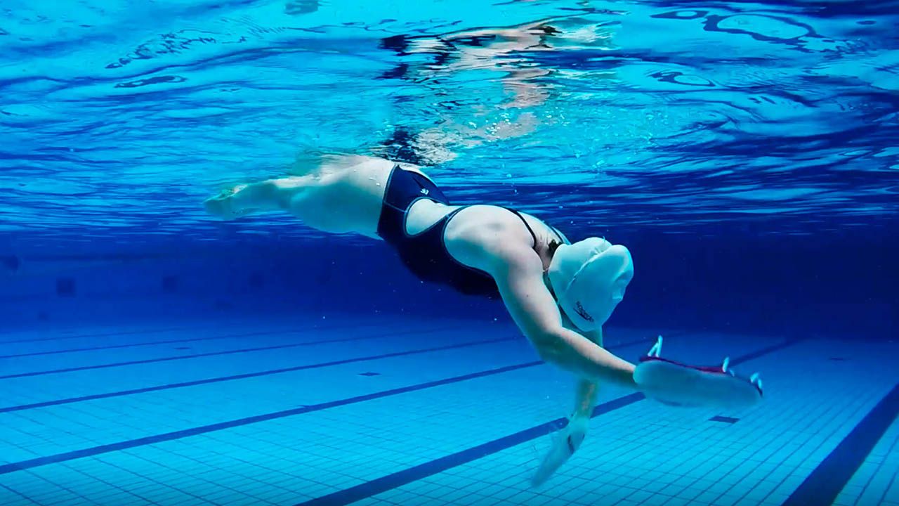 para qué sirven las manoplas de natación